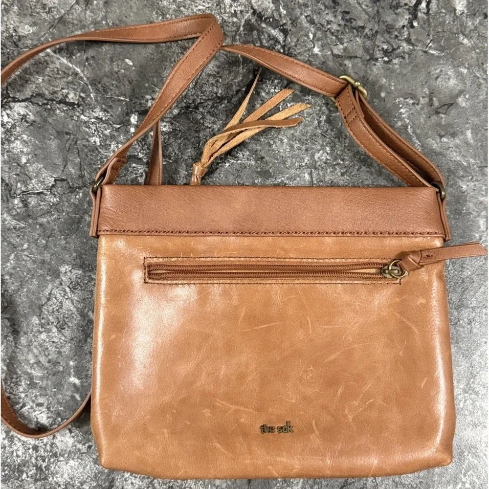 The Sak Sanibel Top Zip Leather Embossed Tooled Crossbody Purse Bag Handbag Tan